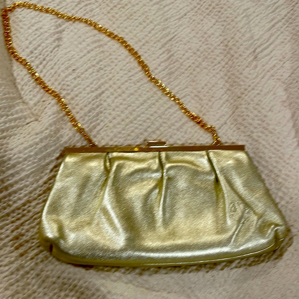 Lily Pulitzer gold clutch can be used with not without chain